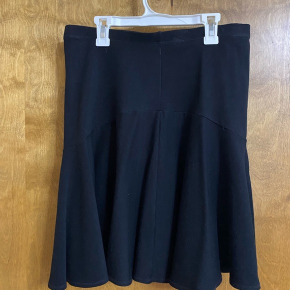 Elegant low pleated Black Women's Skirt - Picture 2 of 2